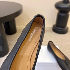 平底Maison Margiela·马吉拉 tabi褶皱芭蕾舞鞋 太火了!依旧保持的高水准出货!可以一直相信咱家的马吉拉 平底Maison Margiela·马吉拉 tabi褶皱芭蕾舞鞋 太火了!依旧保持的高水准出货!可以一直相信咱家的马吉拉