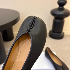 平底Maison Margiela·马吉拉 tabi褶皱芭蕾舞鞋 太火了!依旧保持的高水准出货!可以一直相信咱家的马吉拉 平底Maison Margiela·马吉拉 tabi褶皱芭蕾舞鞋 太火了!依旧保持的高水准出货!可以一直相信咱家的马吉拉