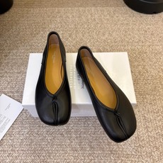平底Maison Margiela·马吉拉 tabi褶皱芭蕾舞鞋 太火了!依旧保持的高水准出货!可以一直相信咱家的马吉拉 平底Maison Margiela·马吉拉 tabi褶皱芭蕾舞鞋 太火了!依旧保持的高水准出货!可以一直相信咱家的马吉拉