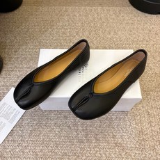 平底Maison Margiela·马吉拉 tabi褶皱芭蕾舞鞋 太火了!依旧保持的高水准出货!可以一直相信咱家的马吉拉 平底Maison Margiela·马吉拉 tabi褶皱芭蕾舞鞋 太火了!依旧保持的高水准出货!可以一直相信咱家的马吉拉