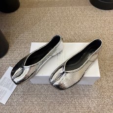 平底Maison Margiela·马吉拉 tabi褶皱芭蕾舞鞋 太火了!依旧保持的高水准出货!可以一直相信咱家的马吉拉 平底Maison Margiela·马吉拉 tabi褶皱芭蕾舞鞋 太火了!依旧保持的高水准出货!可以一直相信咱家的马吉拉