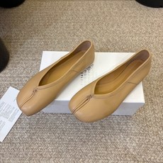 平底Maison Margiela·马吉拉 tabi褶皱芭蕾舞鞋 太火了!依旧保持的高水准出货!可以一直相信咱家的马吉拉 平底Maison Margiela·马吉拉 tabi褶皱芭蕾舞鞋 太火了!依旧保持的高水准出货!可以一直相信咱家的马吉拉