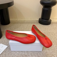 平底Maison Margiela·马吉拉 tabi褶皱芭蕾舞鞋 太火了!依旧保持的高水准出货!可以一直相信咱家的马吉拉 平底Maison Margiela·马吉拉 tabi褶皱芭蕾舞鞋 太火了!依旧保持的高水准出货!可以一直相信咱家的马吉拉