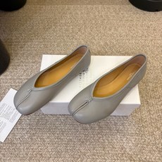 平底Maison Margiela·马吉拉 tabi褶皱芭蕾舞鞋 太火了!依旧保持的高水准出货!可以一直相信咱家的马吉拉 平底Maison Margiela·马吉拉 tabi褶皱芭蕾舞鞋 太火了!依旧保持的高水准出货!可以一直相信咱家的马吉拉