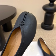 带跟 Maison Margiela·马吉拉 tabi褶皱芭蕾舞鞋 太火了!依旧保持的高水准出货!可以一直相信咱家的马 带跟 Maison Margiela·马吉拉 tabi褶皱芭蕾舞鞋 太火了!依旧保持的高水准出货!可以一直相信咱家的马