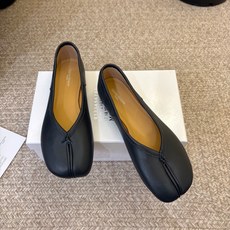 带跟 Maison Margiela·马吉拉 tabi褶皱芭蕾舞鞋 太火了!依旧保持的高水准出货!可以一直相信咱家的马 带跟 Maison Margiela·马吉拉 tabi褶皱芭蕾舞鞋 太火了!依旧保持的高水准出货!可以一直相信咱家的马