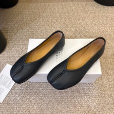 带跟 Maison Margiela·马吉拉 tabi褶皱芭蕾舞鞋 太火了!依旧保持的高水准出货!可以一直相信咱家的马 带跟 Maison Margiela·马吉拉 tabi褶皱芭蕾舞鞋 太火了!依旧保持的高水准出货!可以一直相信咱家的马
