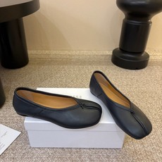 带跟 Maison Margiela·马吉拉 tabi褶皱芭蕾舞鞋 太火了!依旧保持的高水准出货!可以一直相信咱家的马 带跟 Maison Margiela·马吉拉 tabi褶皱芭蕾舞鞋 太火了!依旧保持的高水准出货!可以一直相信咱家的马