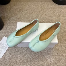 带跟 Maison Margiela·马吉拉 tabi褶皱芭蕾舞鞋 太火了!依旧保持的高水准出货!可以一直相信咱家的马 带跟 Maison Margiela·马吉拉 tabi褶皱芭蕾舞鞋 太火了!依旧保持的高水准出货!可以一直相信咱家的马