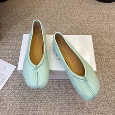 带跟 Maison Margiela·马吉拉 tabi褶皱芭蕾舞鞋 太火了!依旧保持的高水准出货!可以一直相信咱家的马 带跟 Maison Margiela·马吉拉 tabi褶皱芭蕾舞鞋 太火了!依旧保持的高水准出货!可以一直相信咱家的马