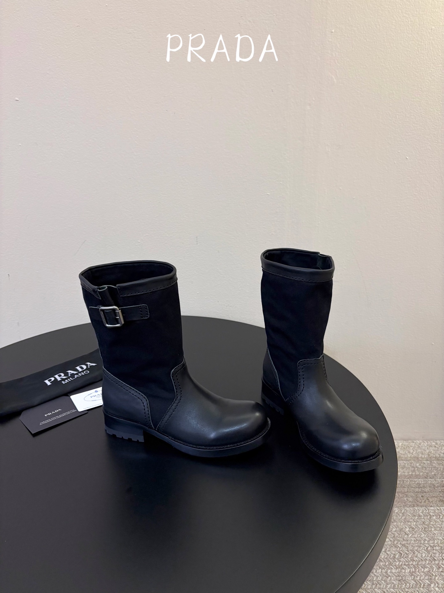 Prad* 26ss 春夏新款拼接款复古短靴 鞋身采用质感面料拼接设计,利落的缝线勾勒出流畅线条,搭配靴口的金属扣带细节 Prad* 26ss 春夏新款拼接款复古短靴 鞋身采用质感面料拼接设计,利落的缝线勾勒出流畅线条,搭配靴口的金属扣带细节