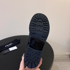 Prad* 26ss 春夏新款拼接款复古短靴 鞋身采用质感面料拼接设计,利落的缝线勾勒出流畅线条,搭配靴口的金属扣带细节 Prad* 26ss 春夏新款拼接款复古短靴 鞋身采用质感面料拼接设计,利落的缝线勾勒出流畅线条,搭配靴口的金属扣带细节