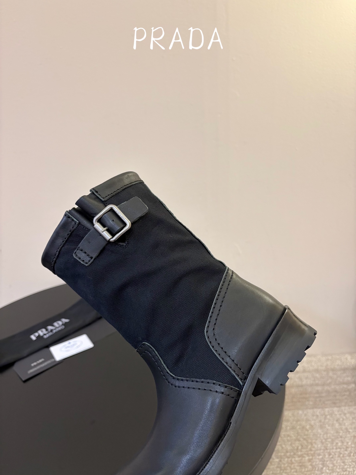 Prad* 26ss 春夏新款拼接款复古短靴 鞋身采用质感面料拼接设计,利落的缝线勾勒出流畅线条,搭配靴口的金属扣带细节 Prad* 26ss 春夏新款拼接款复古短靴 鞋身采用质感面料拼接设计,利落的缝线勾勒出流畅线条,搭配靴口的金属扣带细节