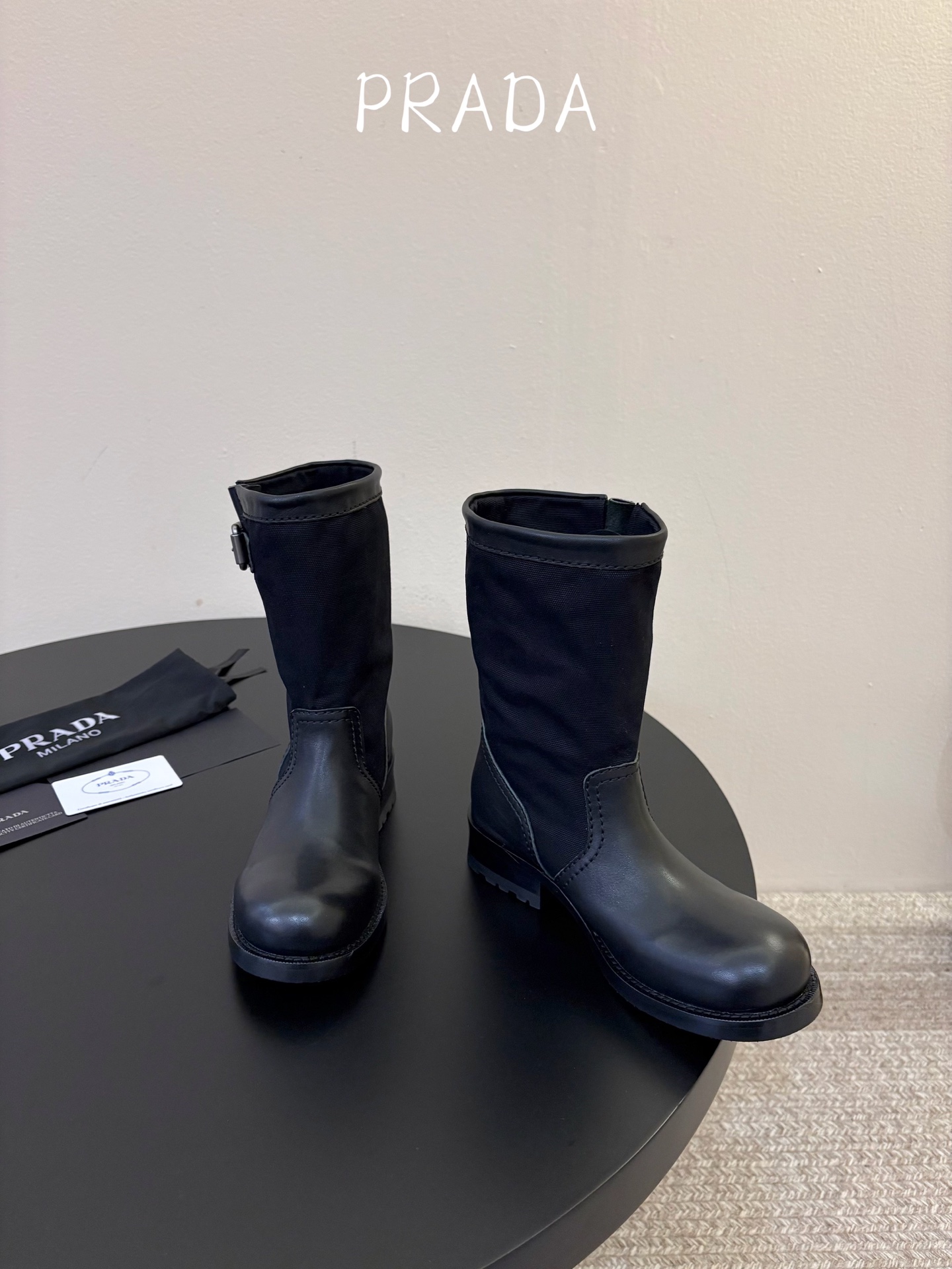 Prad* 26ss 春夏新款拼接款复古短靴 鞋身采用质感面料拼接设计,利落的缝线勾勒出流畅线条,搭配靴口的金属扣带细节 Prad* 26ss 春夏新款拼接款复古短靴 鞋身采用质感面料拼接设计,利落的缝线勾勒出流畅线条,搭配靴口的金属扣带细节