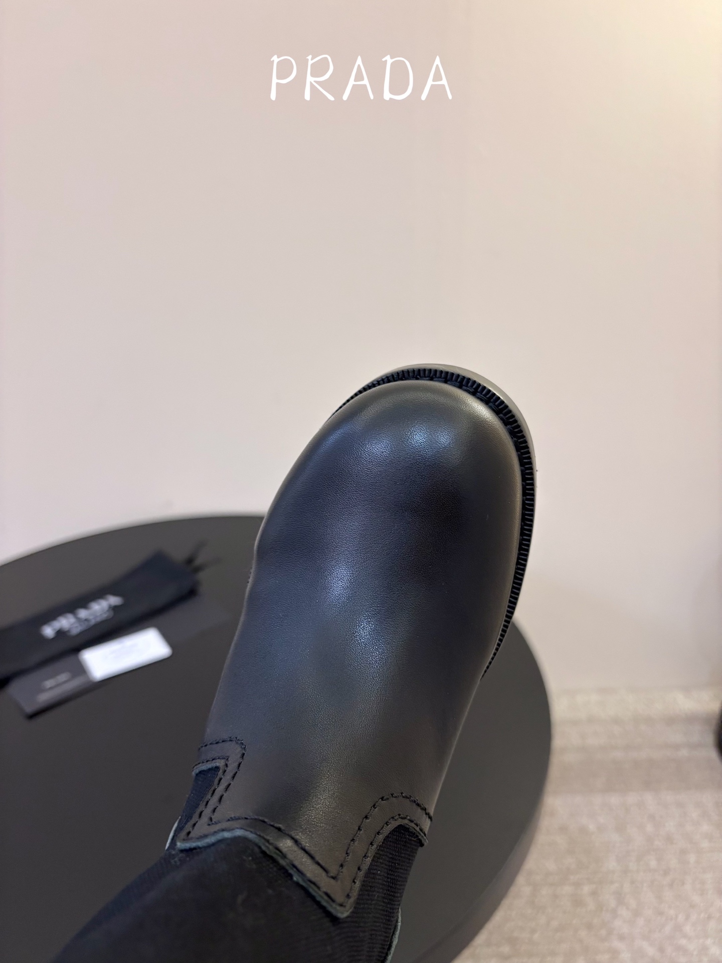 Prad* 26ss 春夏新款拼接款复古短靴 鞋身采用质感面料拼接设计,利落的缝线勾勒出流畅线条,搭配靴口的金属扣带细节 Prad* 26ss 春夏新款拼接款复古短靴 鞋身采用质感面料拼接设计,利落的缝线勾勒出流畅线条,搭配靴口的金属扣带细节