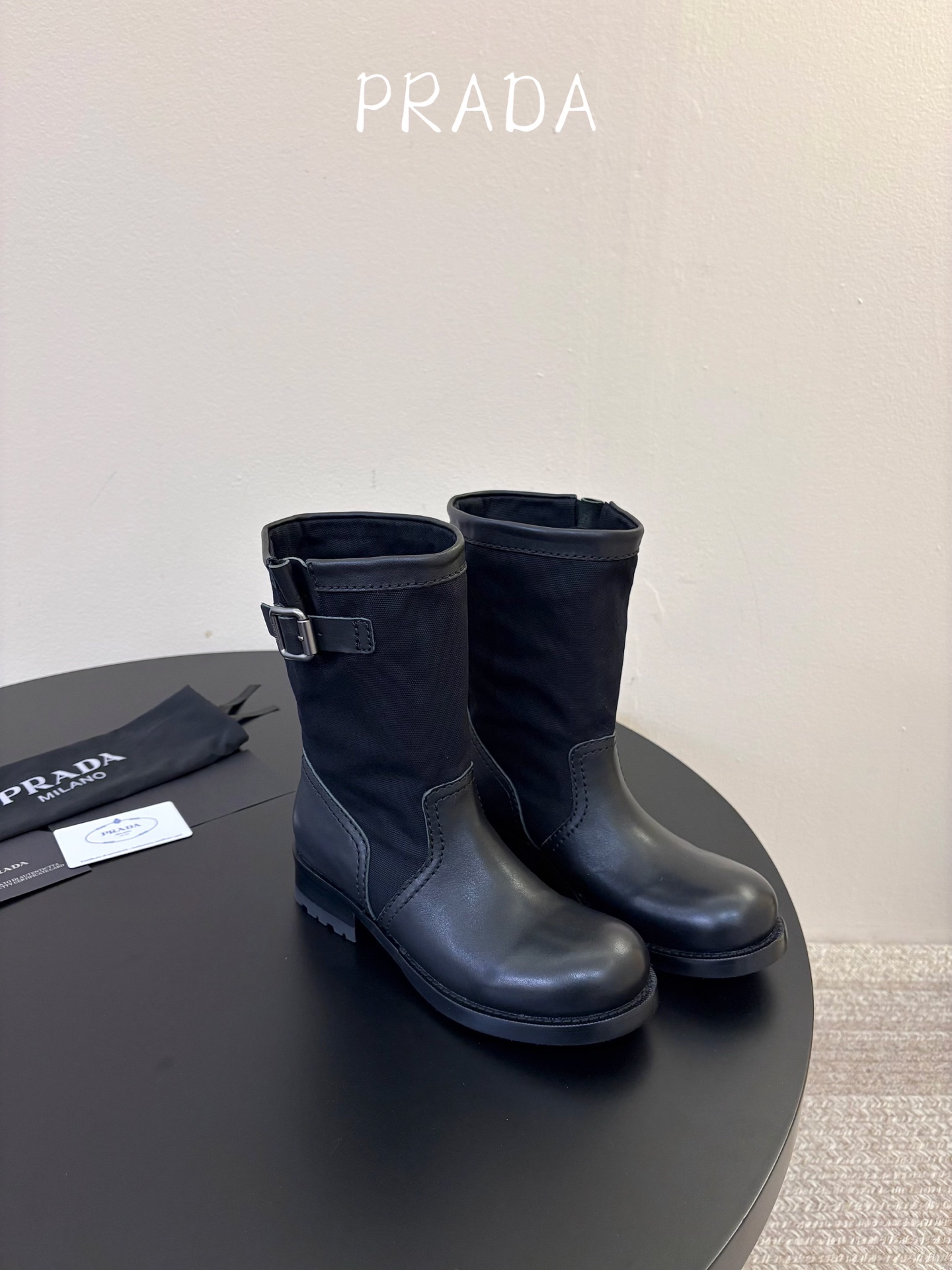 Prad* 26ss 春夏新款拼接款复古短靴 鞋身采用质感面料拼接设计,利落的缝线勾勒出流畅线条,搭配靴口的金属扣带细节 Prad* 26ss 春夏新款拼接款复古短靴 鞋身采用质感面料拼接设计,利落的缝线勾勒出流畅线条,搭配靴口的金属扣带细节