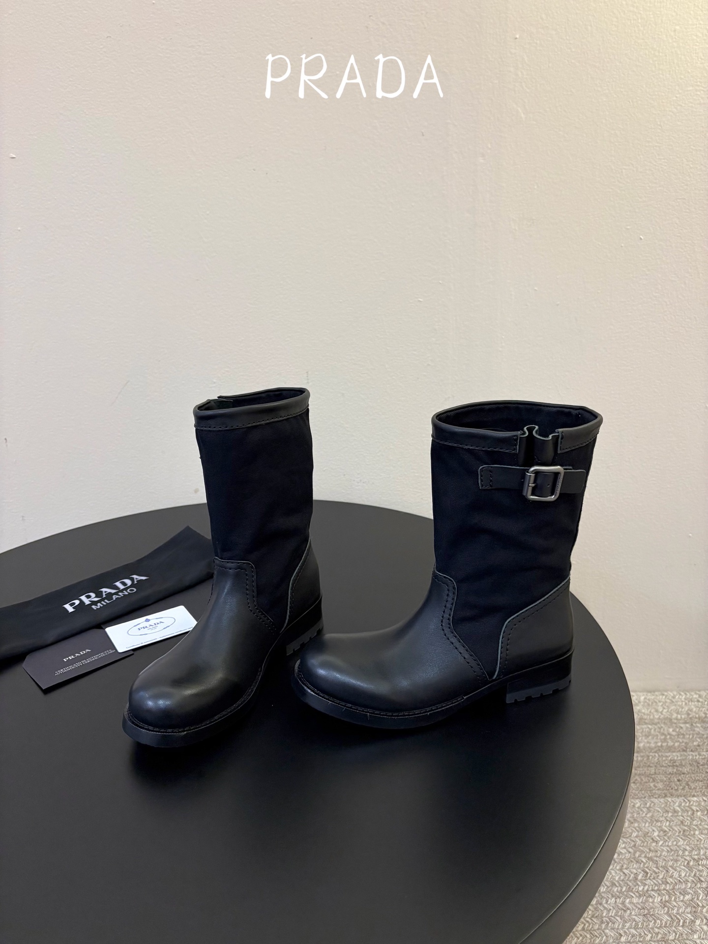 Prad* 26ss 春夏新款拼接款复古短靴 鞋身采用质感面料拼接设计,利落的缝线勾勒出流畅线条,搭配靴口的金属扣带细节 Prad* 26ss 春夏新款拼接款复古短靴 鞋身采用质感面料拼接设计,利落的缝线勾勒出流畅线条,搭配靴口的金属扣带细节