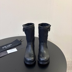 Prad* 26ss 春夏新款拼接款复古短靴 鞋身采用质感面料拼接设计,利落的缝线勾勒出流畅线条,搭配靴口的金属扣带细节 Prad* 26ss 春夏新款拼接款复古短靴 鞋身采用质感面料拼接设计,利落的缝线勾勒出流畅线条,搭配靴口的金属扣带细节