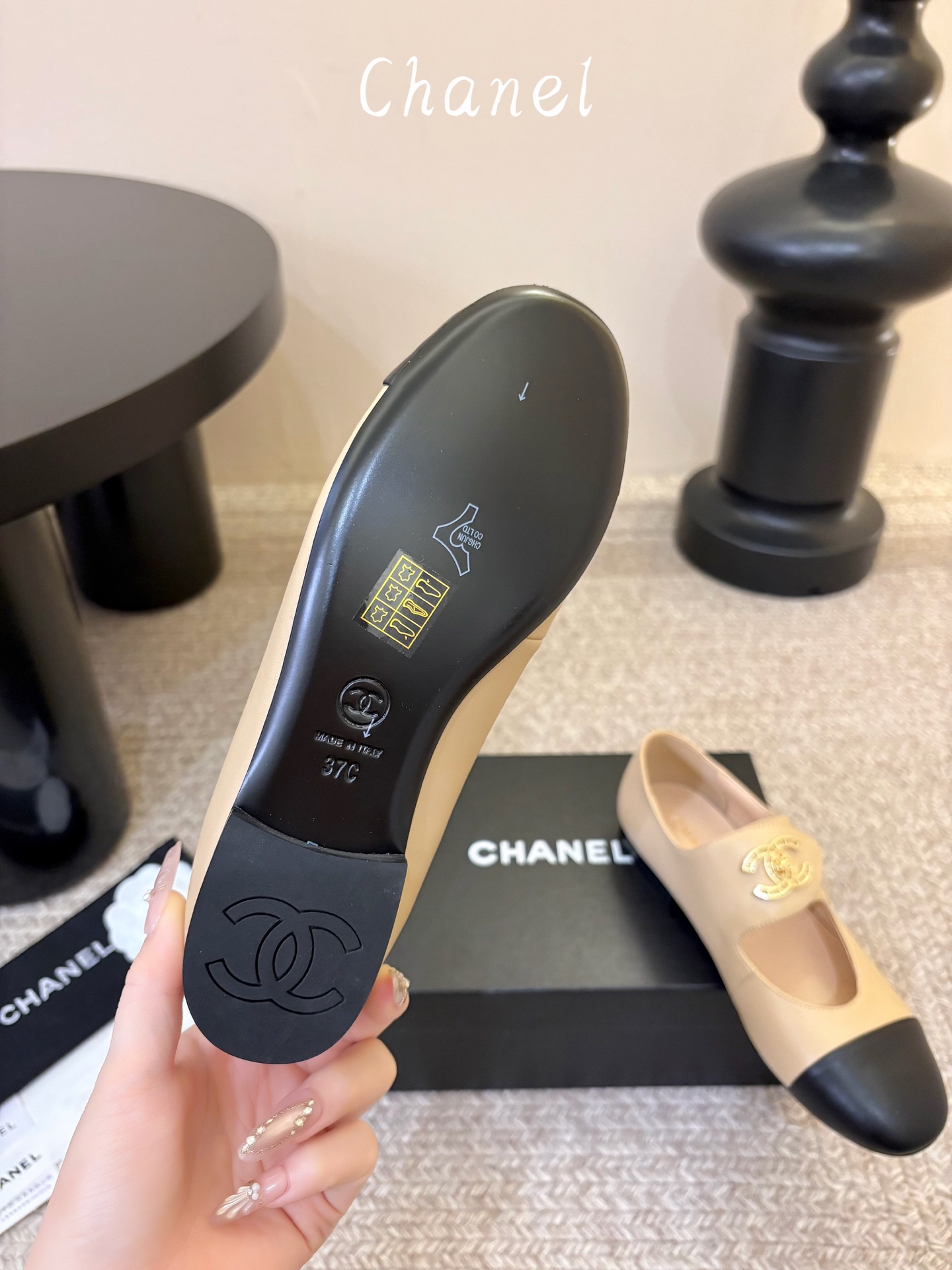 Chane*26ss夏季新款玛丽珍平底单鞋 自带温柔名媛氛围感的经典玛丽珍，圆润圆头搭配鞋头拼接设计，鞋面刺绣标志性双C