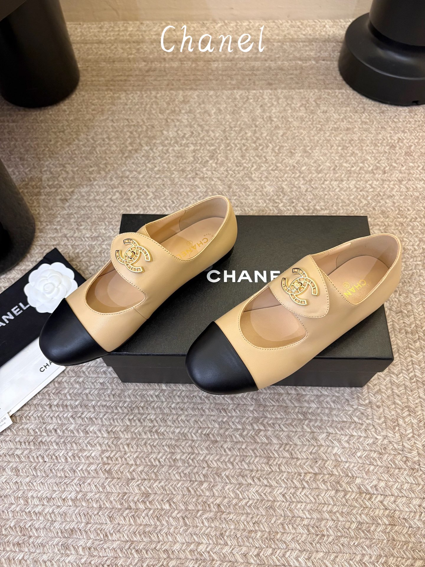 Chane*26ss夏季新款玛丽珍平底单鞋 自带温柔名媛氛围感的经典玛丽珍，圆润圆头搭配鞋头拼接设计，鞋面刺绣标志性双C