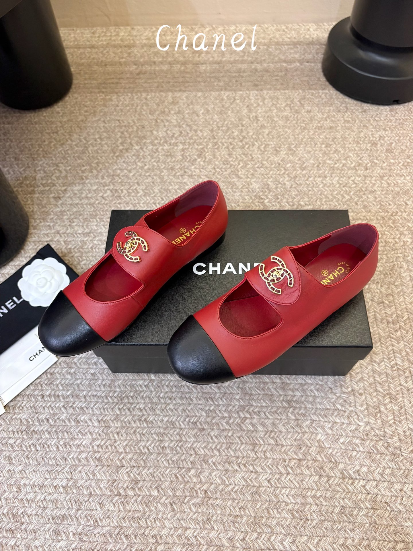 Chane*26ss夏季新款玛丽珍平底单鞋 自带温柔名媛氛围感的经典玛丽珍，圆润圆头搭配鞋头拼接设计，鞋面刺绣标志性双C