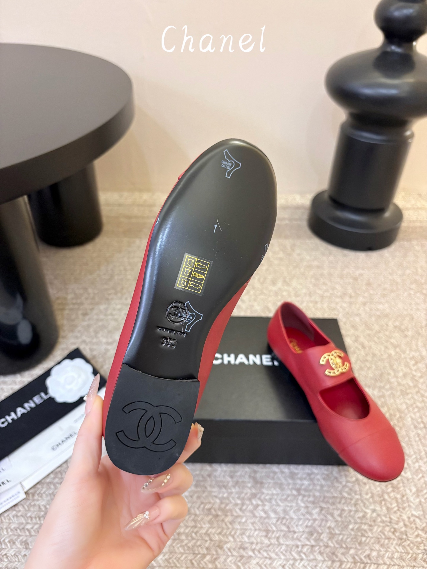 Chane*26ss夏季新款玛丽珍平底单鞋 自带温柔名媛氛围感的经典玛丽珍,圆润圆头搭配鞋头拼接设计,鞋面刺绣标志性双C Chane*26ss夏季新款玛丽珍平底单鞋 自带温柔名媛氛围感的经典玛丽珍,圆润圆头搭配鞋头拼接设计,鞋面刺绣标志性双C