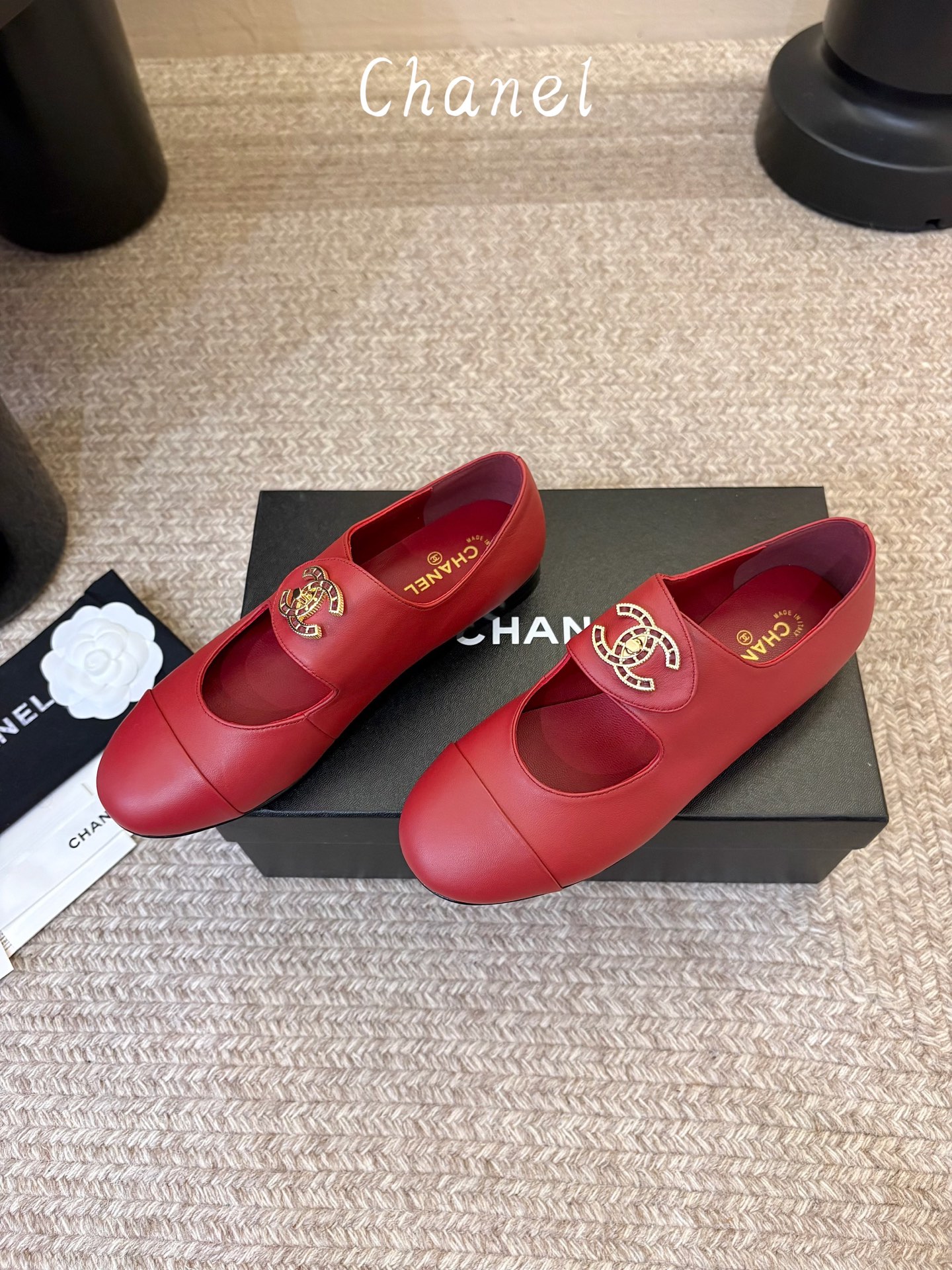 Chane*26ss夏季新款玛丽珍平底单鞋 自带温柔名媛氛围感的经典玛丽珍,圆润圆头搭配鞋头拼接设计,鞋面刺绣标志性双C Chane*26ss夏季新款玛丽珍平底单鞋 自带温柔名媛氛围感的经典玛丽珍,圆润圆头搭配鞋头拼接设计,鞋面刺绣标志性双C