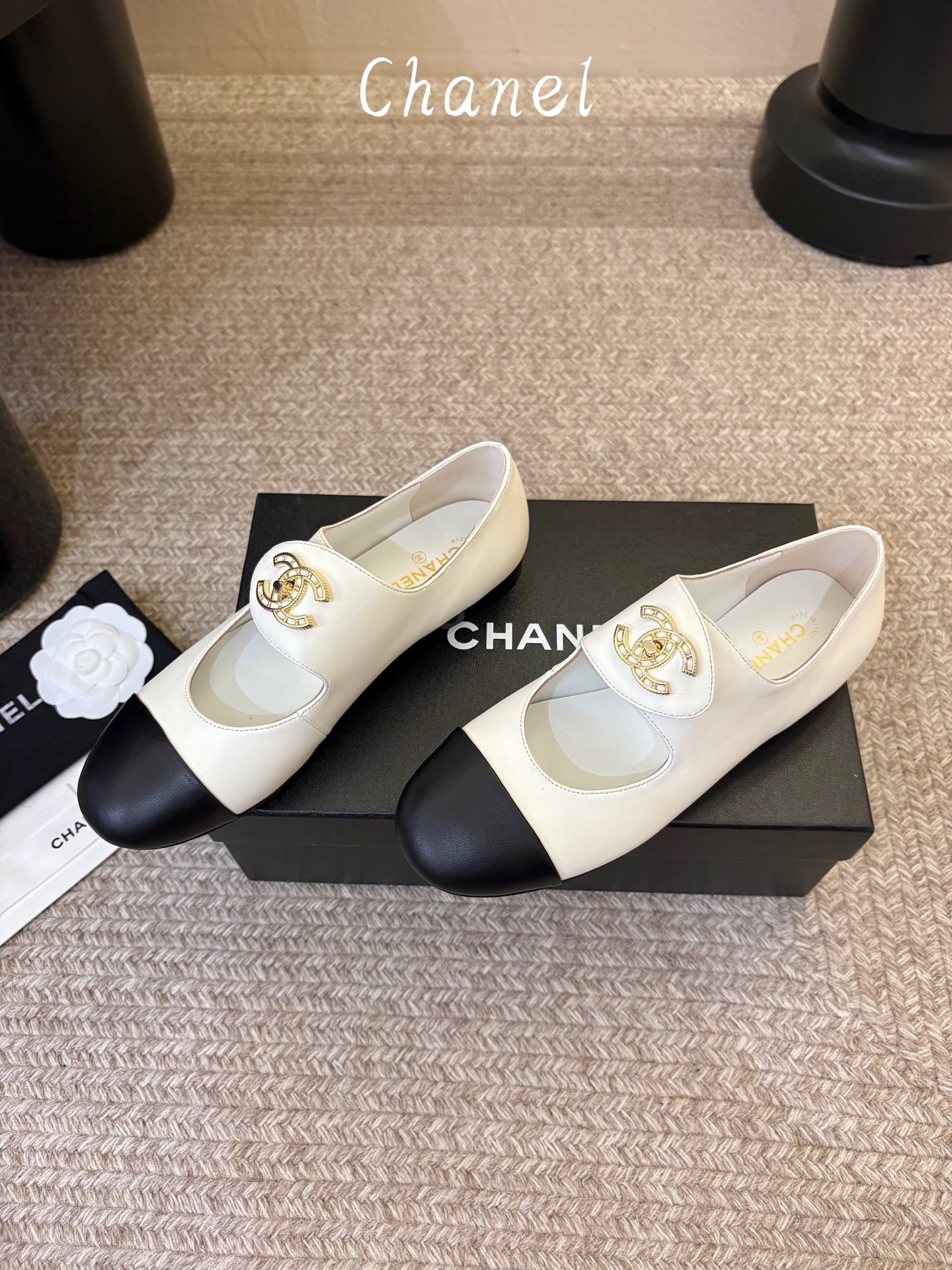 Chane*26ss夏季新款玛丽珍平底单鞋 自带温柔名媛氛围感的经典玛丽珍，圆润圆头搭配鞋头拼接设计，鞋面刺绣标志性双C