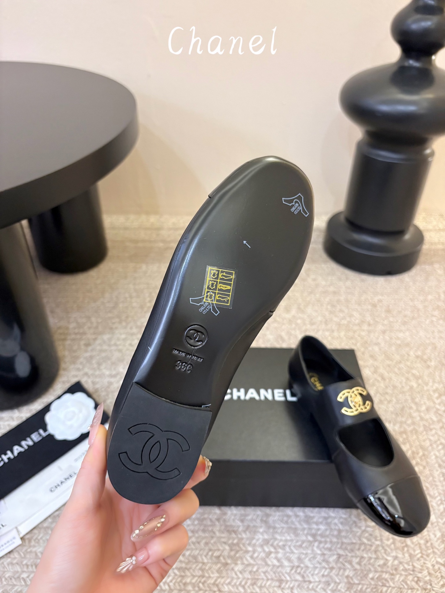 Chane*26ss夏季新款玛丽珍平底单鞋 自带温柔名媛氛围感的经典玛丽珍，圆润圆头搭配鞋头拼接设计，鞋面刺绣标志性双C