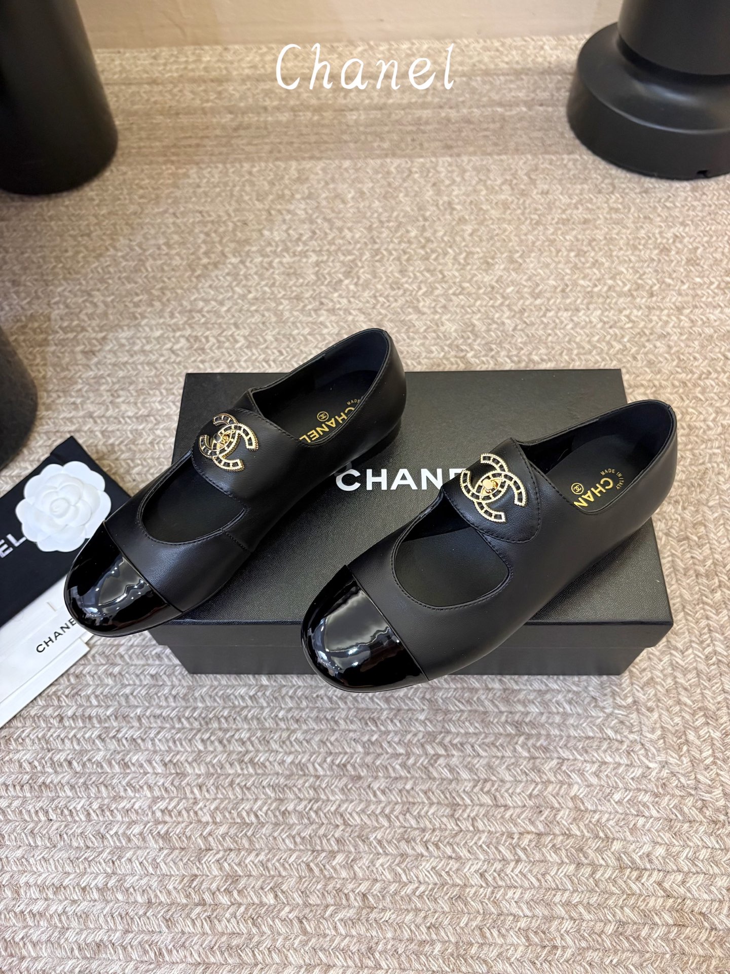Chane*26ss夏季新款玛丽珍平底单鞋 自带温柔名媛氛围感的经典玛丽珍，圆润圆头搭配鞋头拼接设计，鞋面刺绣标志性双C