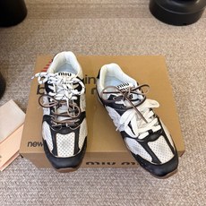 Miu Mi* x New Balanc*26ss早秋新款联名运动鞋 自带松弛复古文艺氛围感,柔和鞋头包容脚型,做旧擦色 Miu Mi* x New Balanc*26ss早秋新款联名运动鞋 自带松弛复古文艺氛围感,柔和鞋头包容脚型,做旧擦色