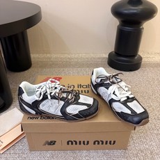 Miu Mi* x New Balanc*26ss早秋新款联名运动鞋 自带松弛复古文艺氛围感,柔和鞋头包容脚型,做旧擦色 Miu Mi* x New Balanc*26ss早秋新款联名运动鞋 自带松弛复古文艺氛围感,柔和鞋头包容脚型,做旧擦色
