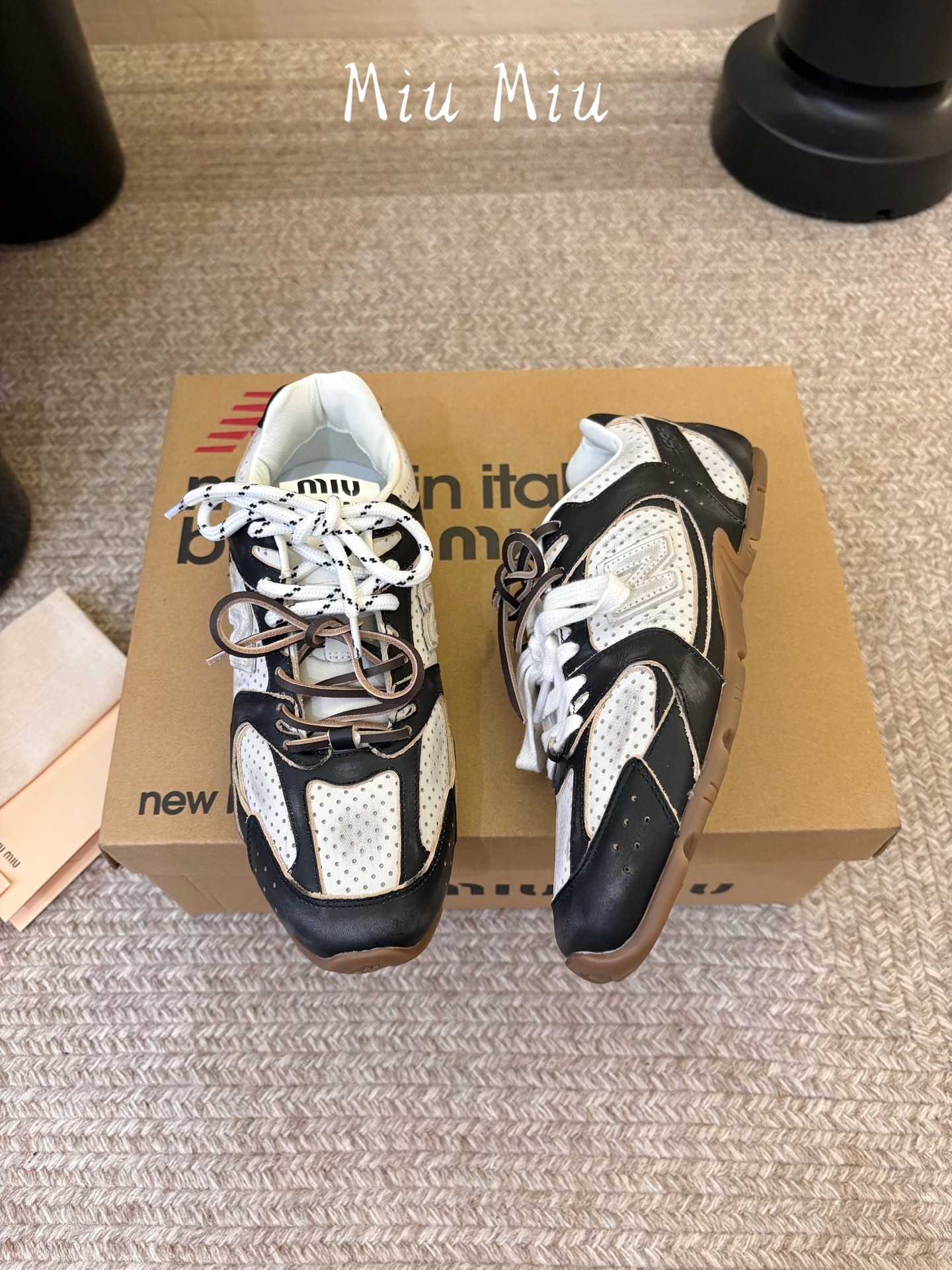 Miu Mi* x New Balanc*26ss早秋新款联名运动鞋 自带松弛复古文艺氛围感,柔和鞋头包容脚型,做旧擦色 Miu Mi* x New Balanc*26ss早秋新款联名运动鞋 自带松弛复古文艺氛围感,柔和鞋头包容脚型,做旧擦色