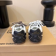 Miu Mi* x New Balanc*26ss早秋新款联名运动鞋 自带松弛复古文艺氛围感,柔和鞋头包容脚型,做旧擦色 Miu Mi* x New Balanc*26ss早秋新款联名运动鞋 自带松弛复古文艺氛围感,柔和鞋头包容脚型,做旧擦色