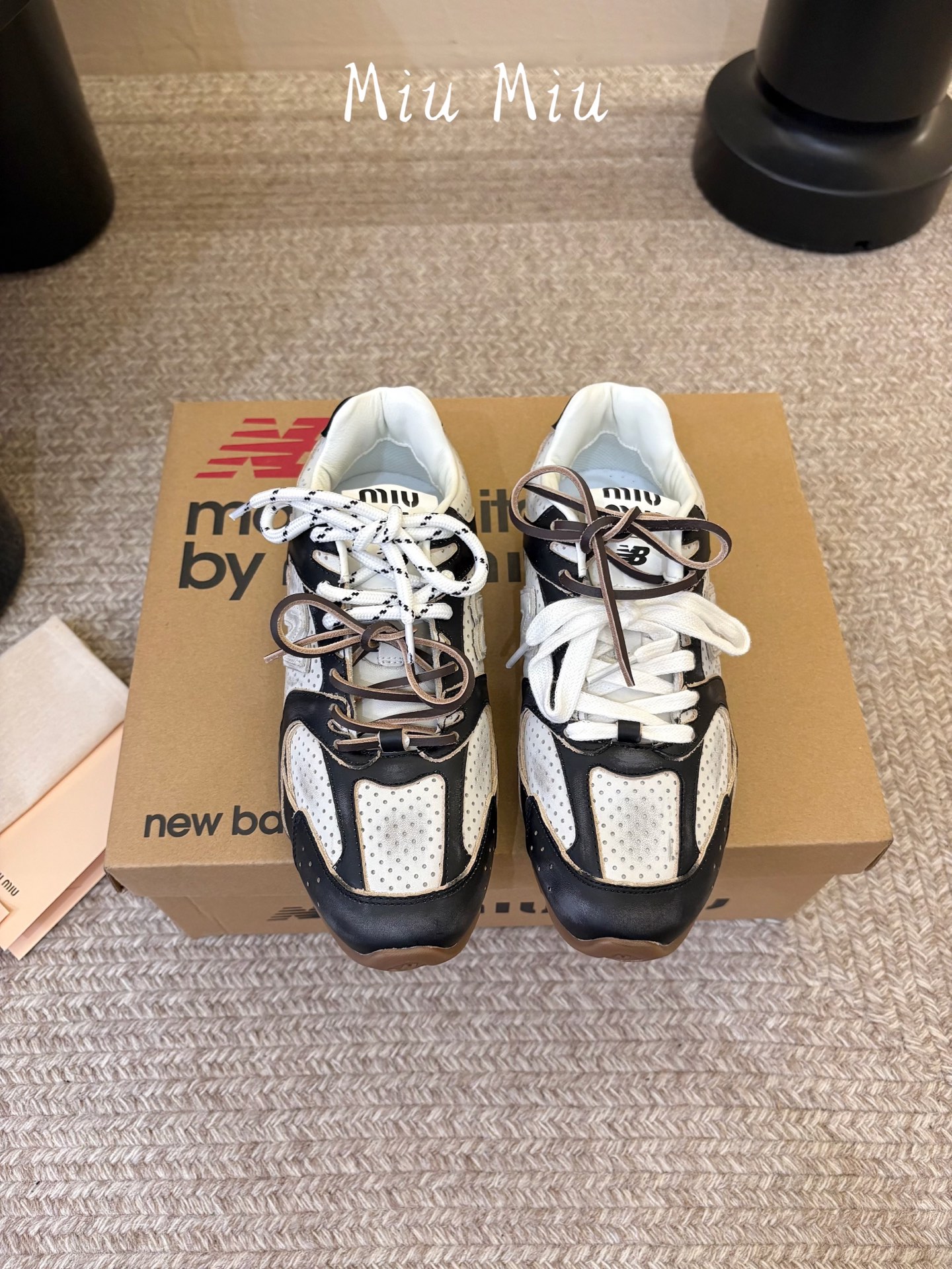 Miu Mi* x New Balanc*26ss早秋新款联名运动鞋 自带松弛复古文艺氛围感，柔和鞋头包容脚型，做旧擦色