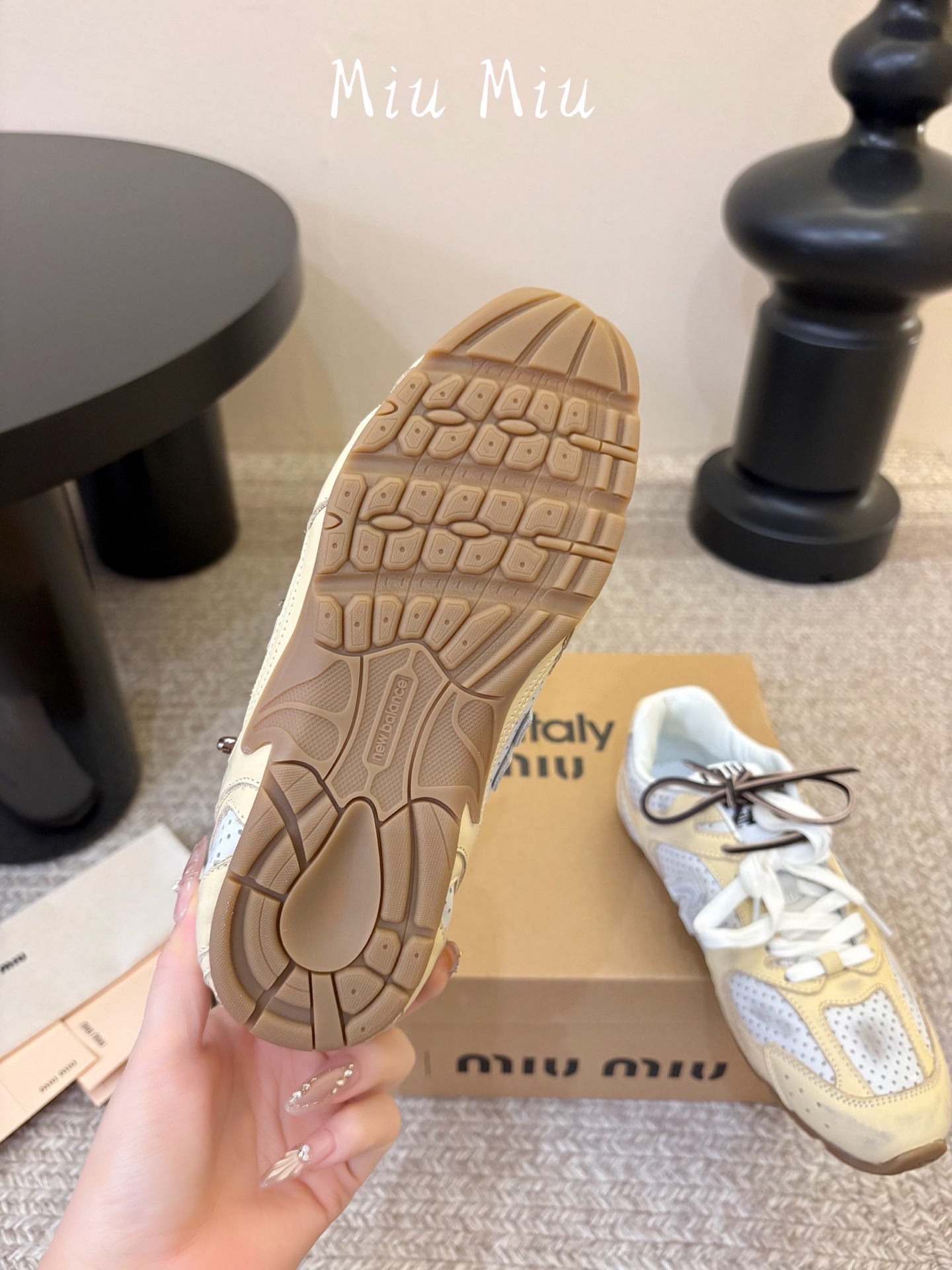 Miu Mi* x New Balanc*26ss早秋新款联名运动鞋 自带松弛复古文艺氛围感，柔和鞋头包容脚型，做旧擦色