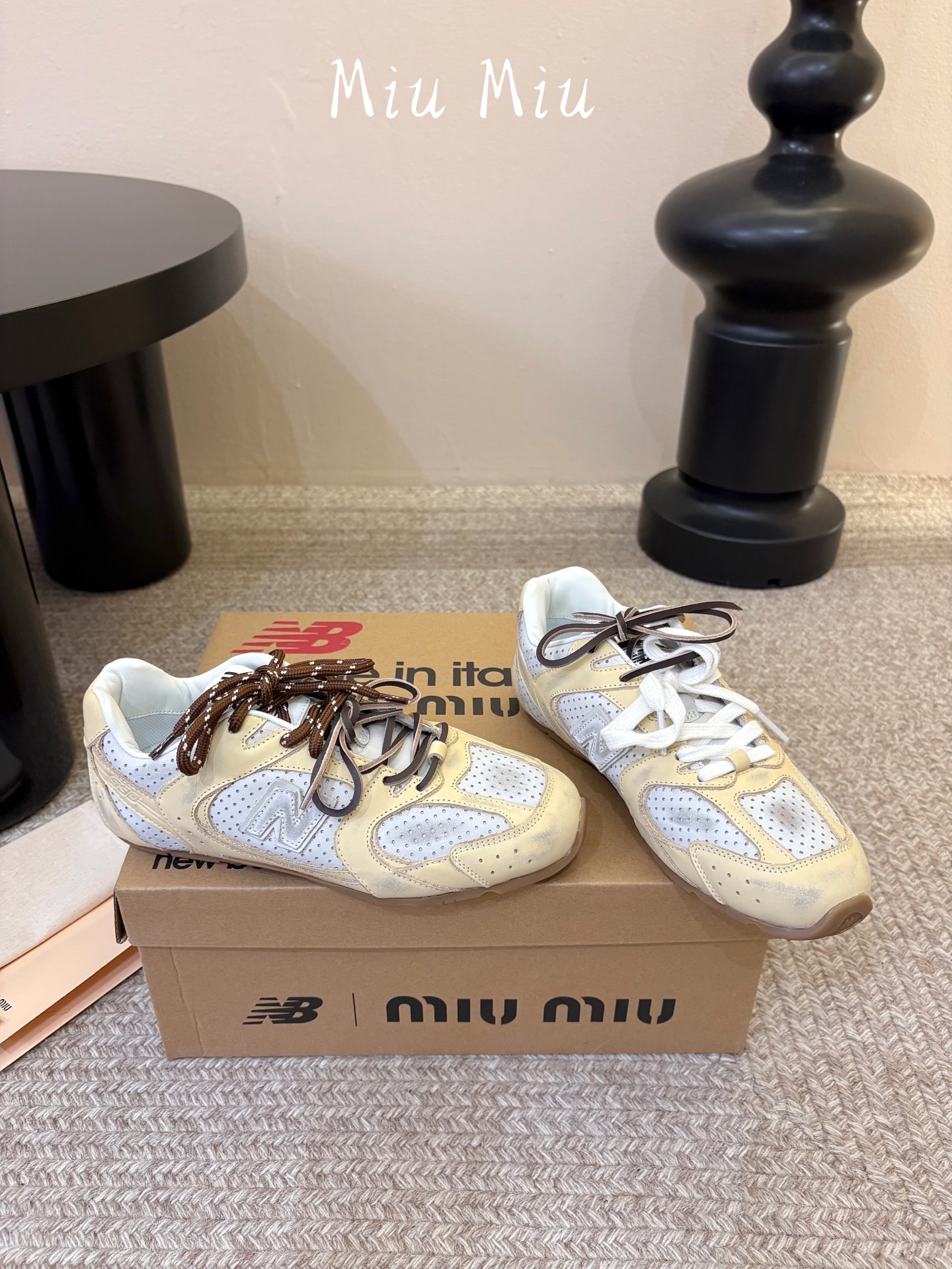 Miu Mi* x New Balanc*26ss早秋新款联名运动鞋 自带松弛复古文艺氛围感，柔和鞋头包容脚型，做旧擦色