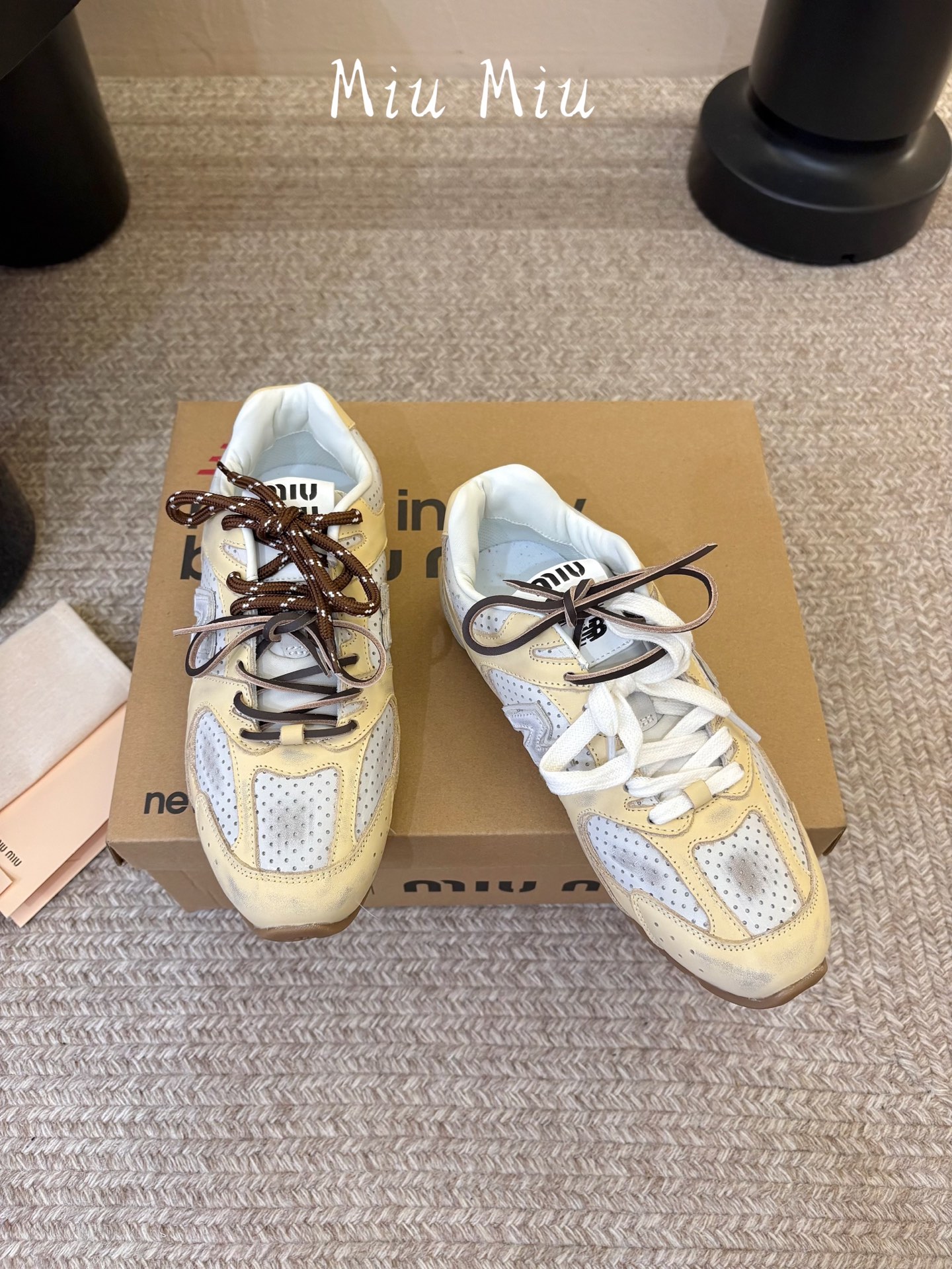 Miu Mi* x New Balanc*26ss早秋新款联名运动鞋 自带松弛复古文艺氛围感，柔和鞋头包容脚型，做旧擦色