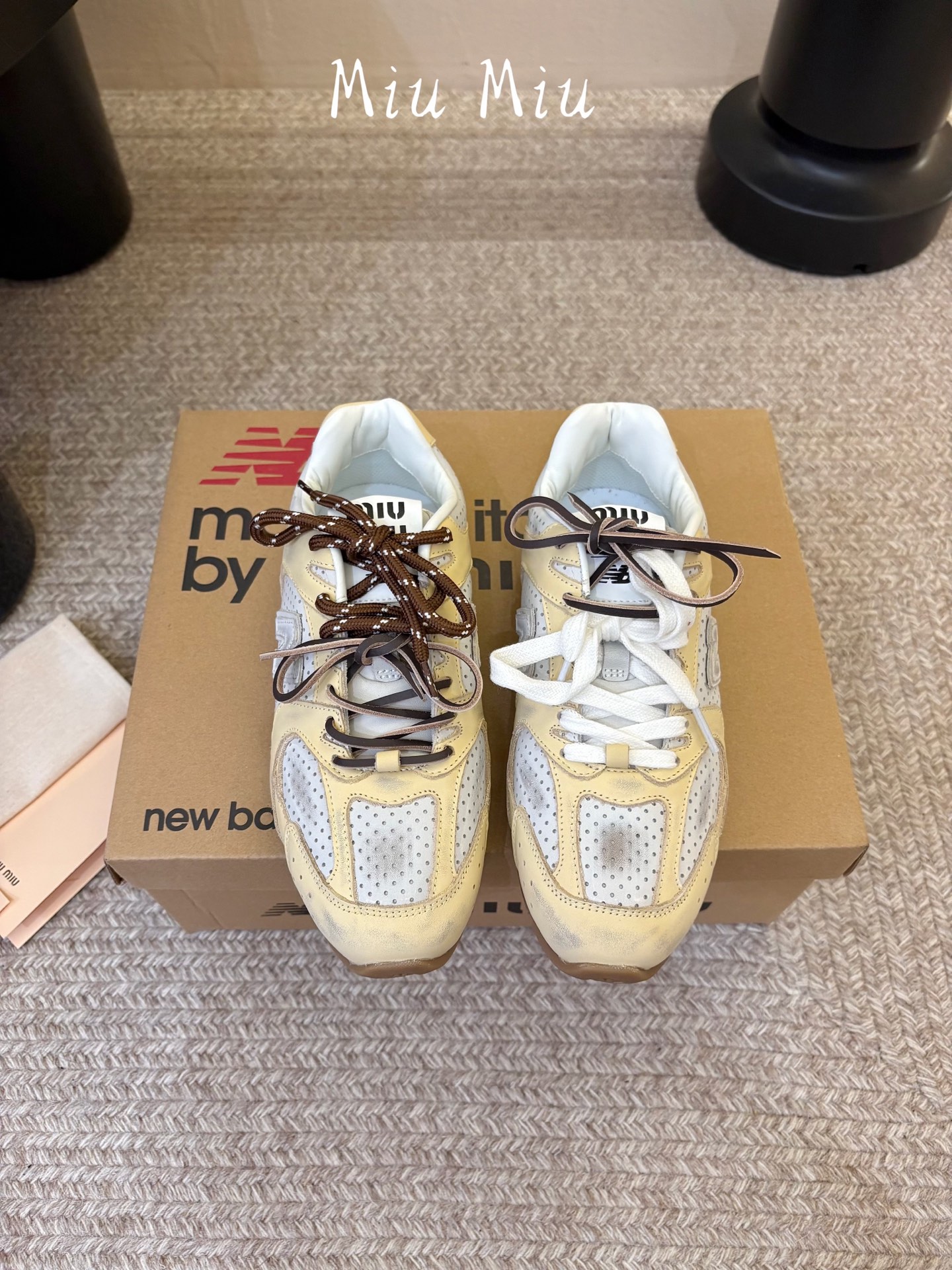 Miu Mi* x New Balanc*26ss早秋新款联名运动鞋 自带松弛复古文艺氛围感，柔和鞋头包容脚型，做旧擦色