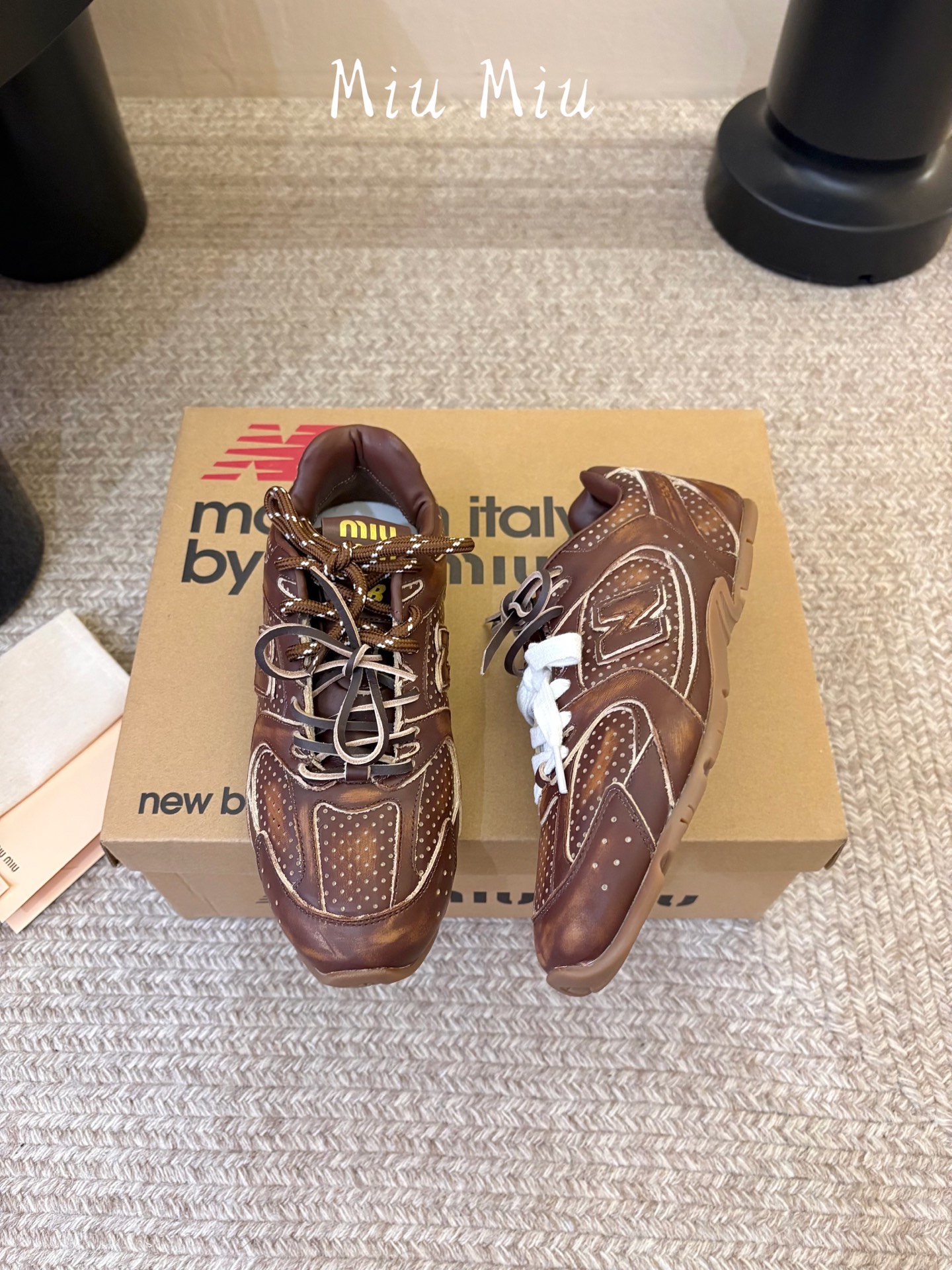 Miu Mi* x New Balanc*26ss早秋新款联名运动鞋 自带松弛复古文艺氛围感，柔和鞋头包容脚型，做旧擦色