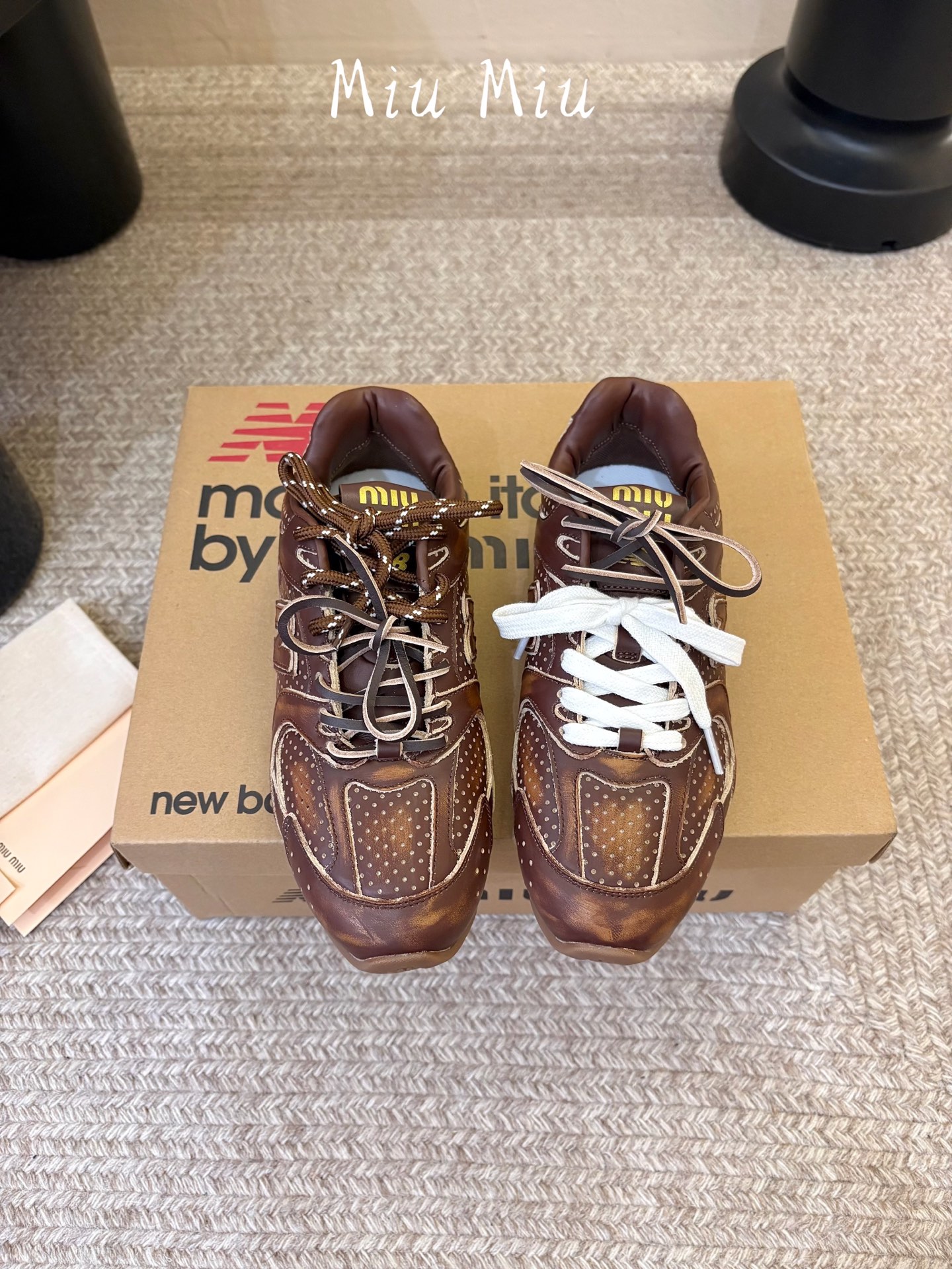 Miu Mi* x New Balanc*26ss早秋新款联名运动鞋 自带松弛复古文艺氛围感，柔和鞋头包容脚型，做旧擦色