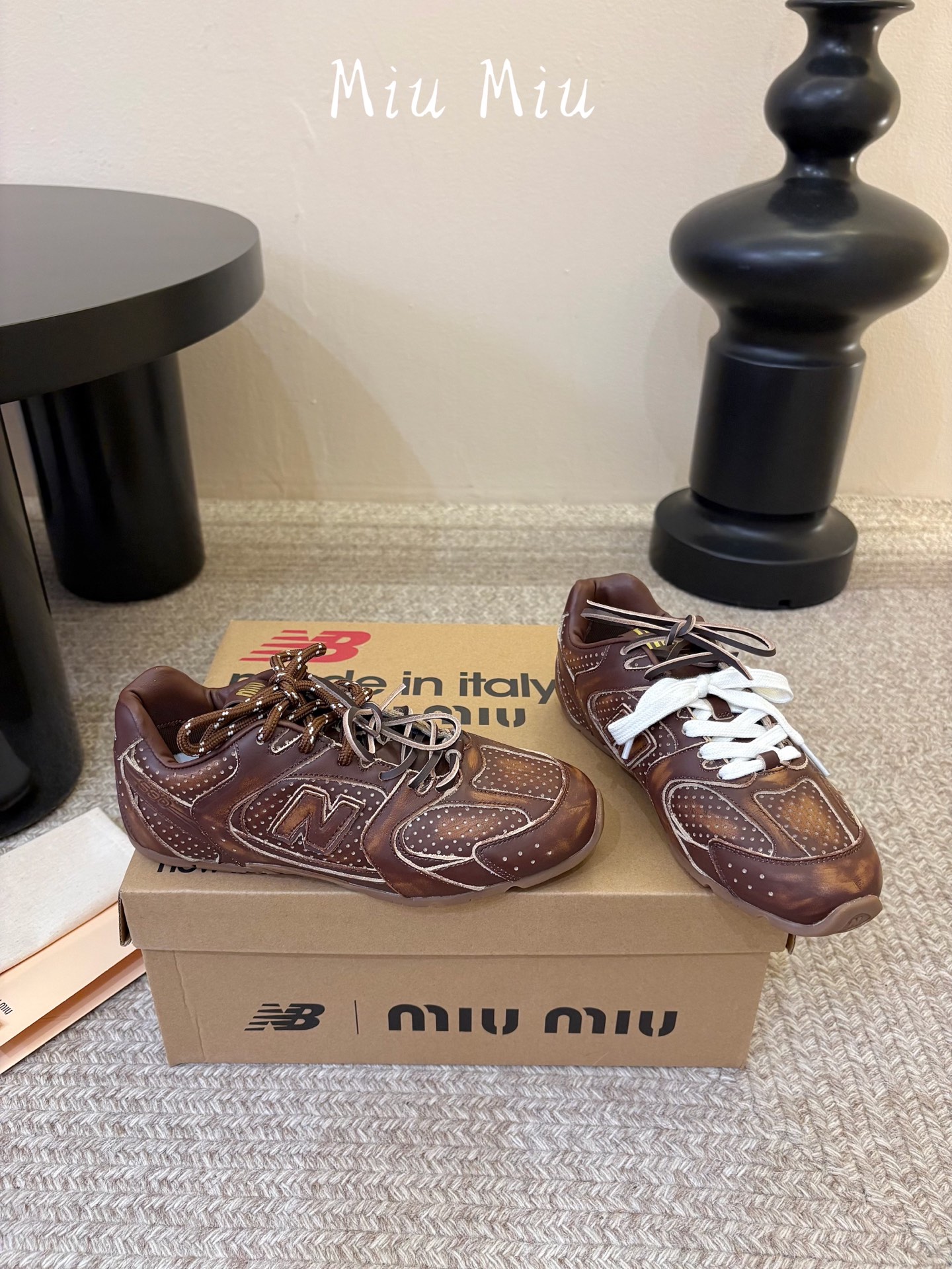Miu Mi* x New Balanc*26ss早秋新款联名运动鞋 自带松弛复古文艺氛围感，柔和鞋头包容脚型，做旧擦色