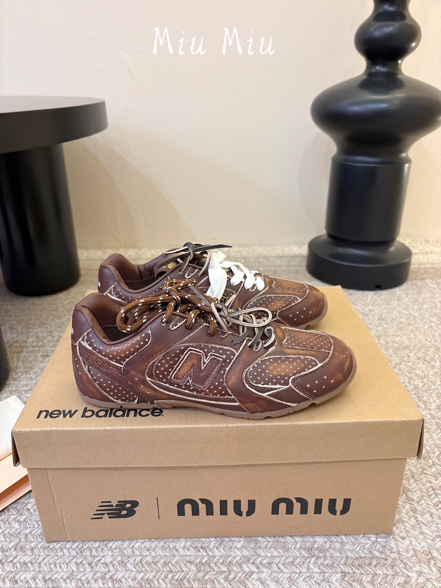 Miu Mi* x New Balanc*26ss早秋新款联名运动鞋 自带松弛复古文艺氛围感，柔和鞋头包容脚型，做旧擦色