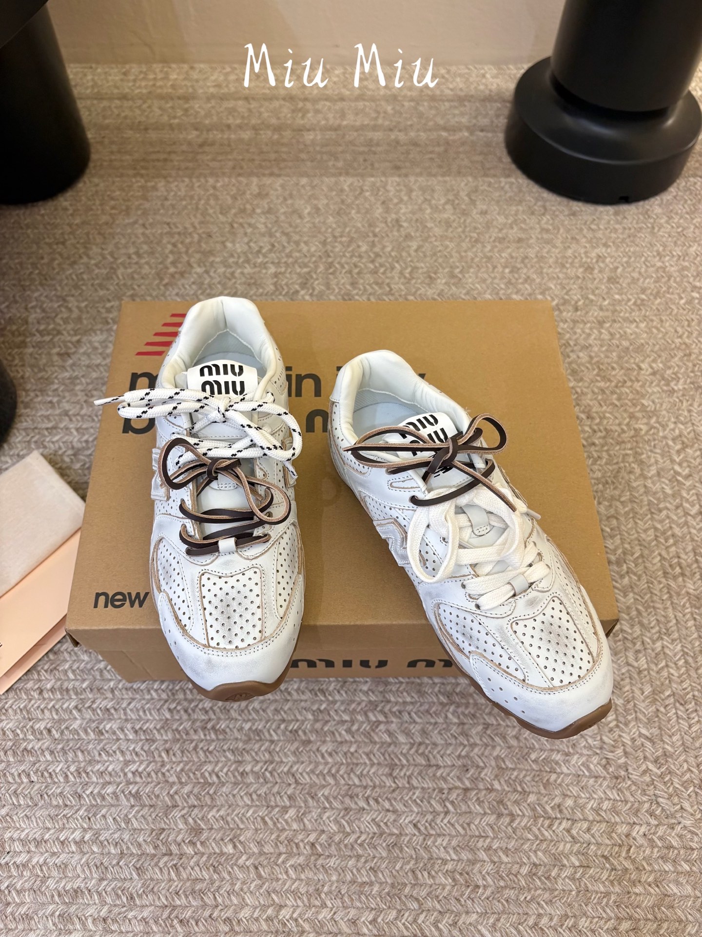 Miu Mi* x New Balanc*26ss早秋新款联名运动鞋 自带松弛复古文艺氛围感，柔和鞋头包容脚型，做旧擦色