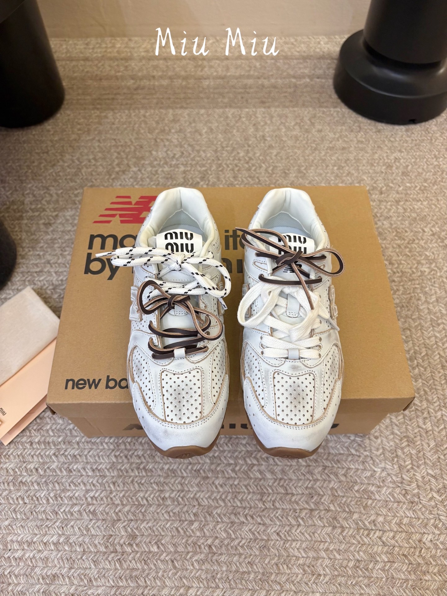 Miu Mi* x New Balanc*26ss早秋新款联名运动鞋 自带松弛复古文艺氛围感，柔和鞋头包容脚型，做旧擦色