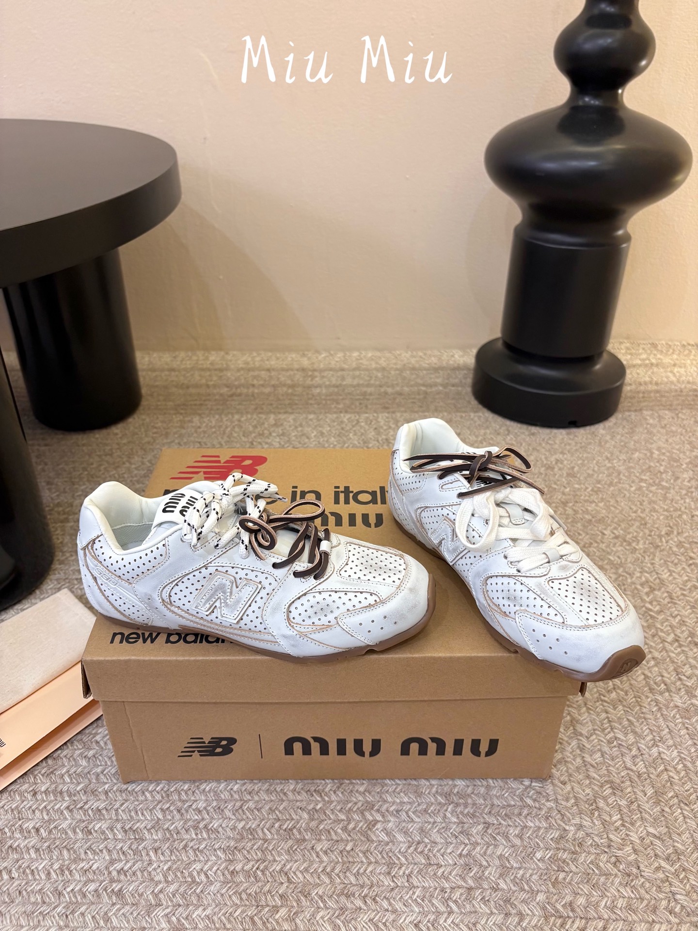 Miu Mi* x New Balanc*26ss早秋新款联名运动鞋 自带松弛复古文艺氛围感，柔和鞋头包容脚型，做旧擦色