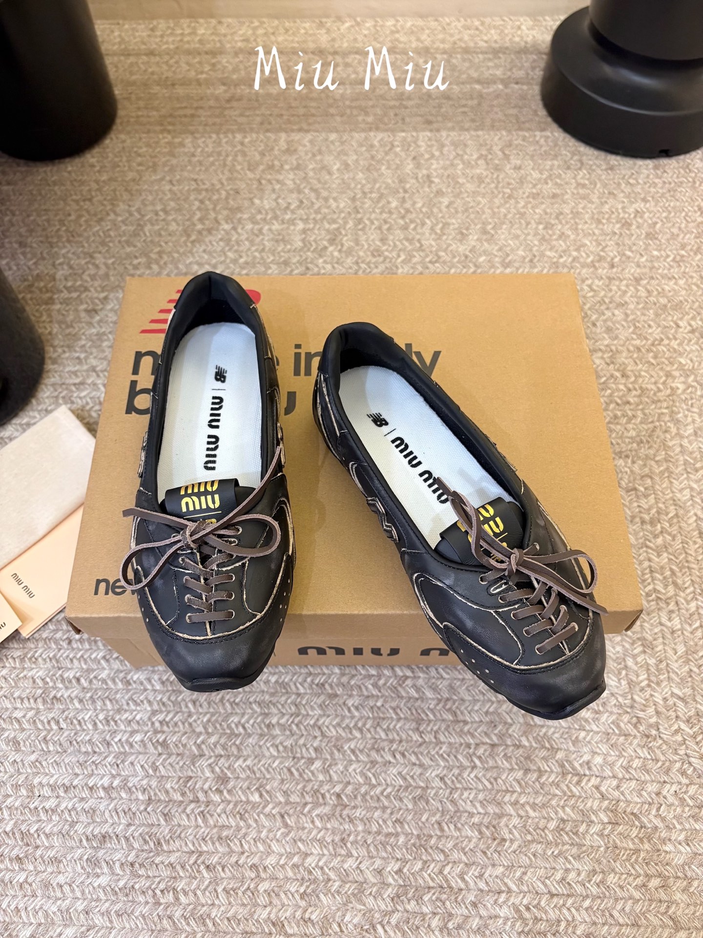 Miu Mi* x New Balanc*26ss早秋新款联名浅口芭蕾平底鞋 自带松弛复古文艺氛围感,柔和版型包容脚型, Miu Mi* x New Balanc*26ss早秋新款联名浅口芭蕾平底鞋 自带松弛复古文艺氛围感,柔和版型包容脚型,