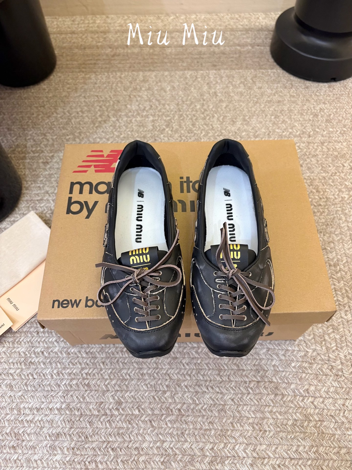 Miu Mi* x New Balanc*26ss早秋新款联名浅口芭蕾平底鞋 自带松弛复古文艺氛围感，柔和版型包容脚型，