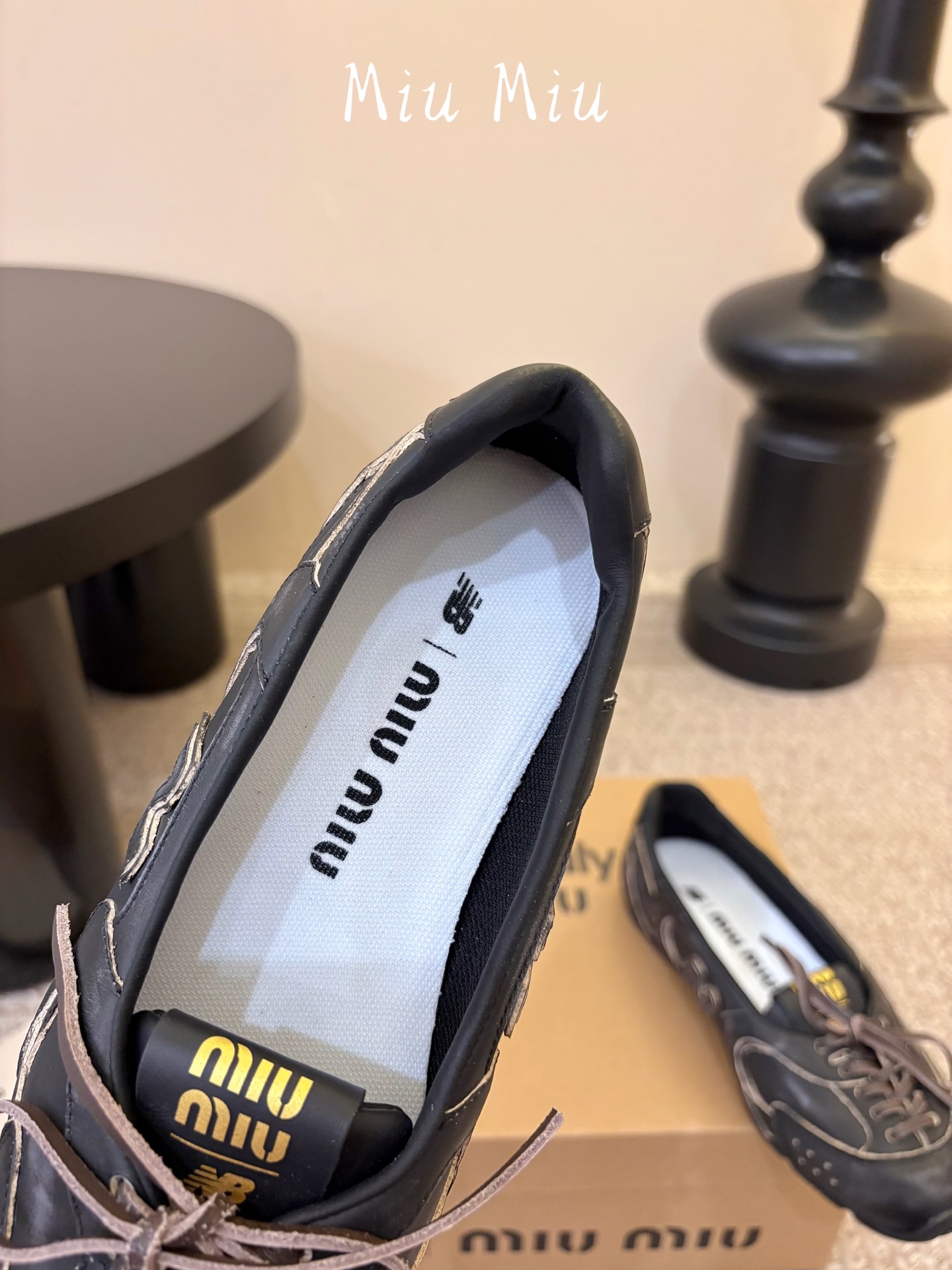 Miu Mi* x New Balanc*26ss早秋新款联名浅口芭蕾平底鞋 自带松弛复古文艺氛围感,柔和版型包容脚型, Miu Mi* x New Balanc*26ss早秋新款联名浅口芭蕾平底鞋 自带松弛复古文艺氛围感,柔和版型包容脚型,
