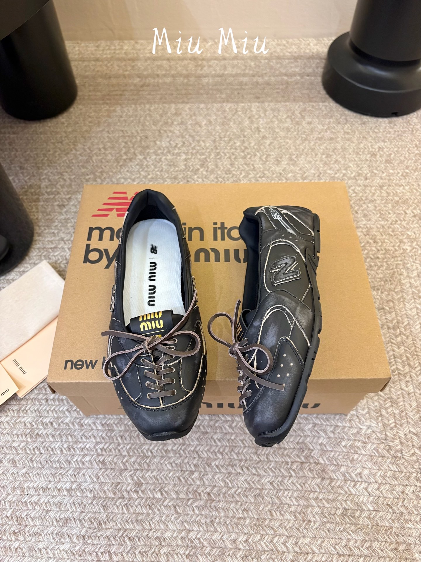Miu Mi* x New Balanc*26ss早秋新款联名浅口芭蕾平底鞋 自带松弛复古文艺氛围感,柔和版型包容脚型, Miu Mi* x New Balanc*26ss早秋新款联名浅口芭蕾平底鞋 自带松弛复古文艺氛围感,柔和版型包容脚型,